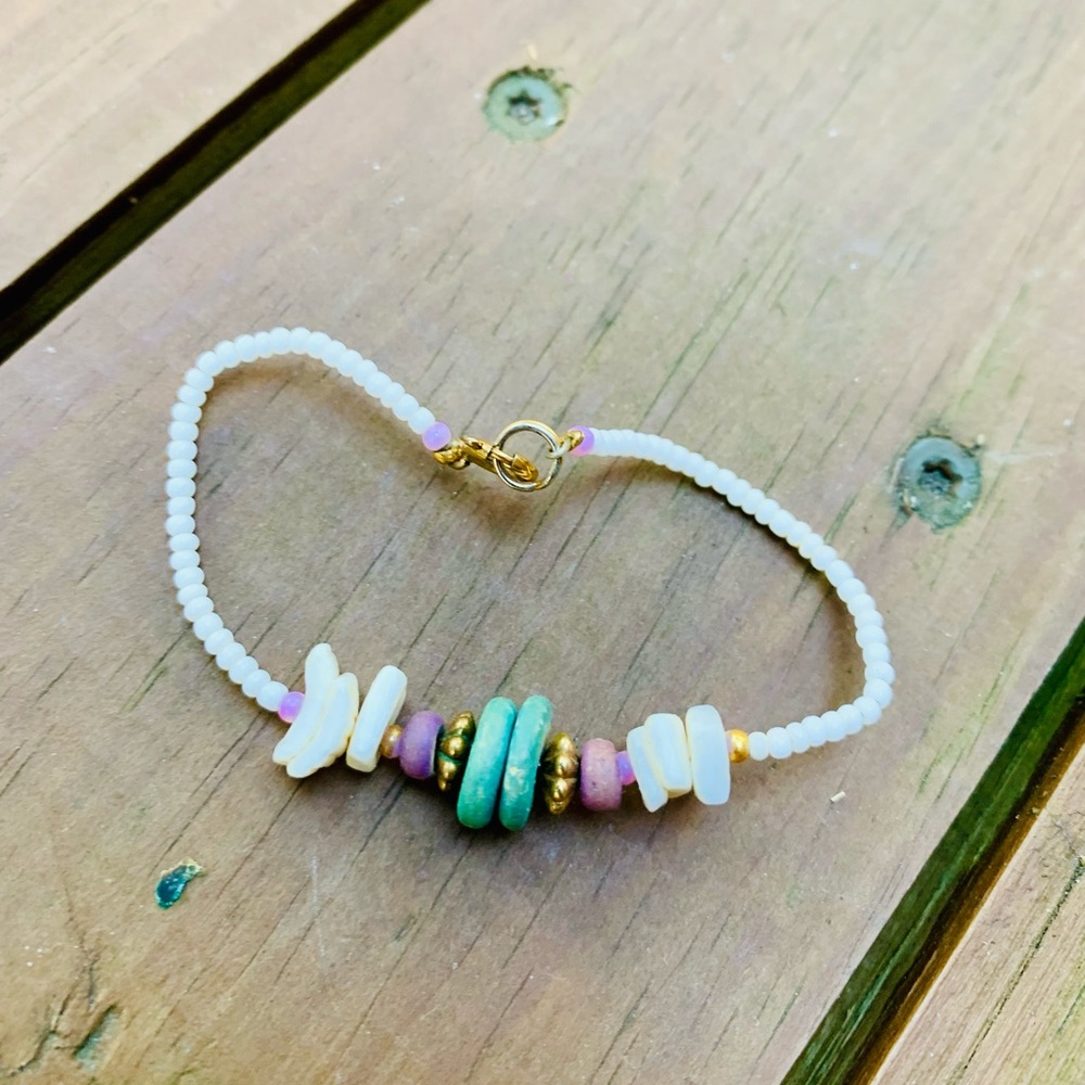Seed bead and shell bracelet Child sized